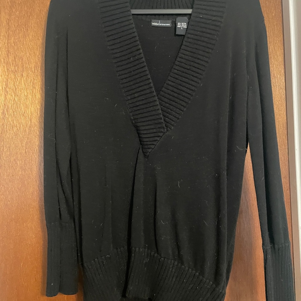 Moda Black V-Neck Sweater with Ribbed Detailing